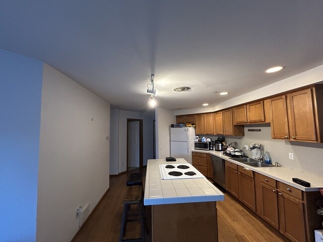 Building Photo - 2111 Waverly Pl N