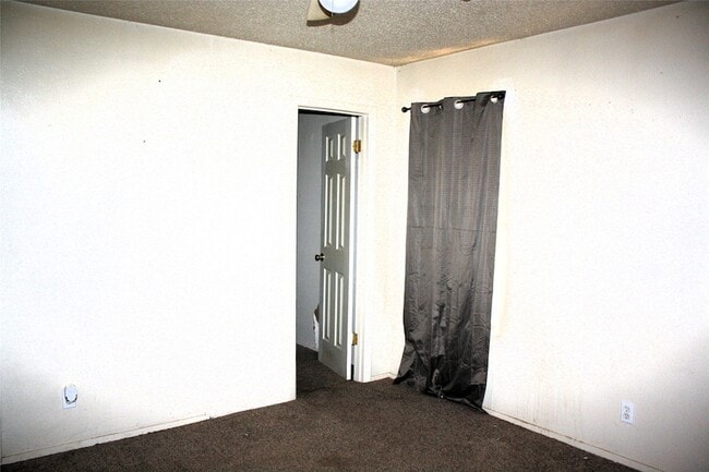 Building Photo - 423 Waller Dr