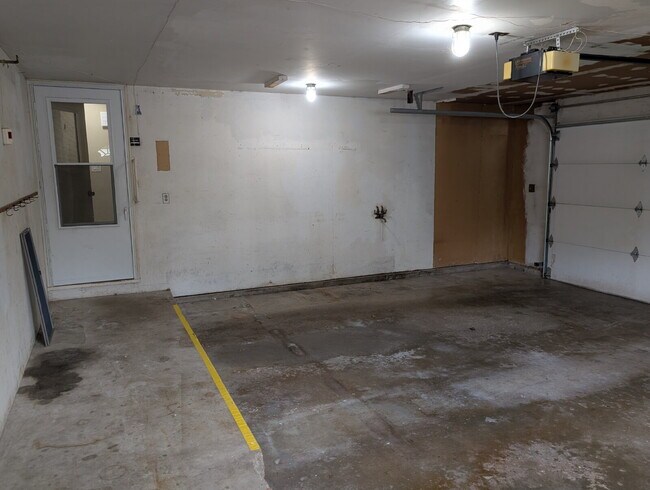 Building Photo - Spacious 4 bedroom 3 bathroom family home in Neenah
