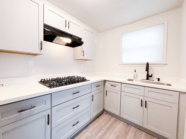 Building Photo - 1BD/1BA in Gated Complex, Water/Trash Included