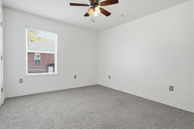 Building Photo - 3 Bedroom in Central Crestview!