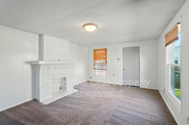 Building Photo - 3215-3215 E 5th St