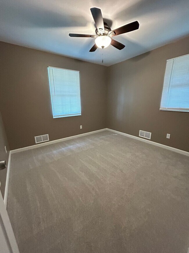 Building Photo - 3 Bed | 2 Bath | 2 Car Garage Home in Belton