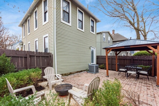 Building Photo - 106 E Gates St