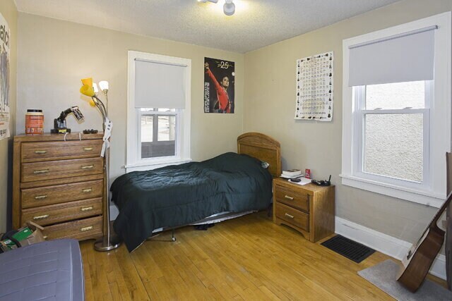 Building Photo - Charming 3-Bed Home with Hardwood Floors and 1400 Sq Ft of Comfort in Minneapolis