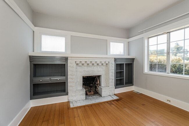 Building Photo - Beautiful 1918 Oakland Home!!
