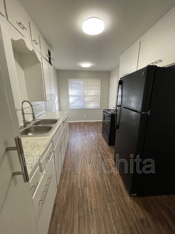 Building Photo - 2304 S Broadview St