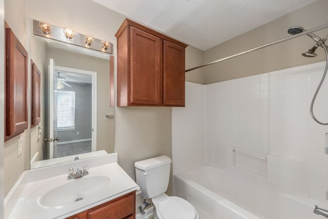 Building Photo - August 2026 Pre-Lease! Fantastic 4 Bed, 3 Bath Near Campus!