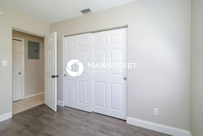 Building Photo - 3 Bedroom Pet-Friendly Home in ORLANDO, FL with Main Street Renewal