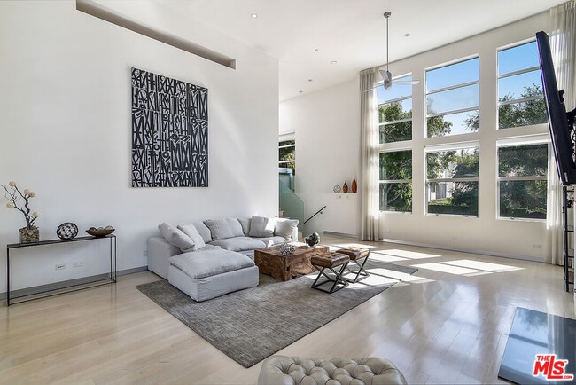 Building Photo - 711 Westbourne Dr