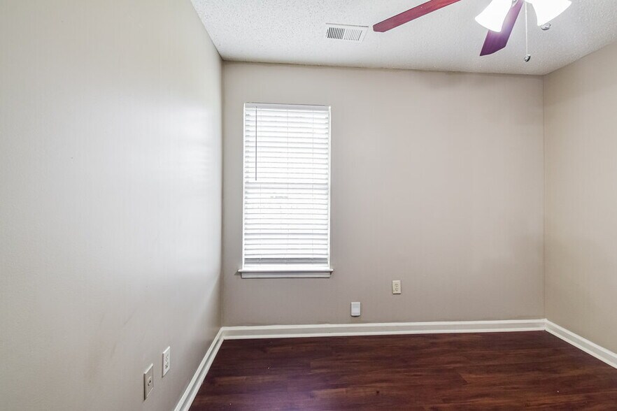 Building Photo - 1865 Winners Cir N