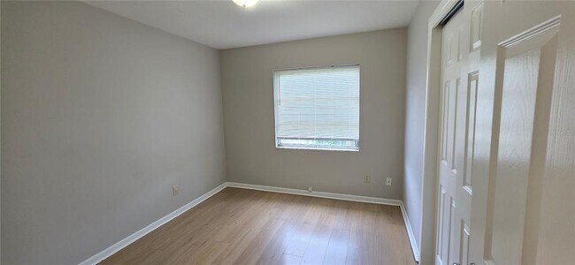 Building Photo - 410 S Oakwood Ave