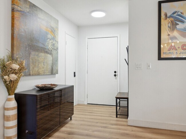 Building Photo - Fully Furnished 3 Bedroom 2 Bath - Single ...