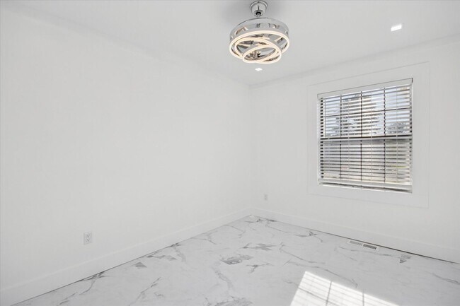 Building Photo - $200 RENT CREDIT | MOVE-IN READY! (Pet Friendly)