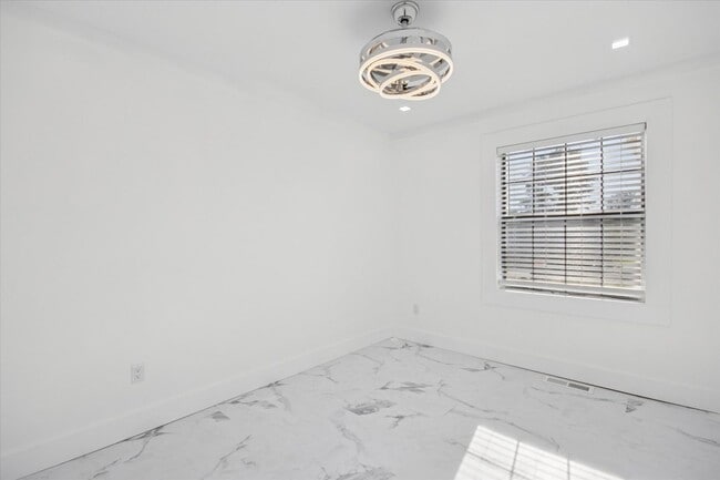 Building Photo - MOVE-IN READY! (No Pets Preferred)