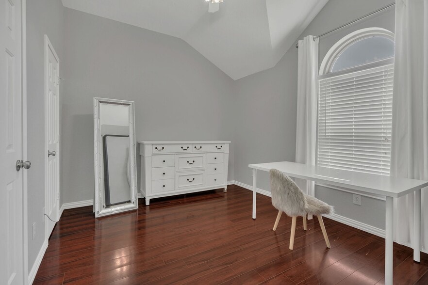 Building Photo - 2100 Acorn Bnd