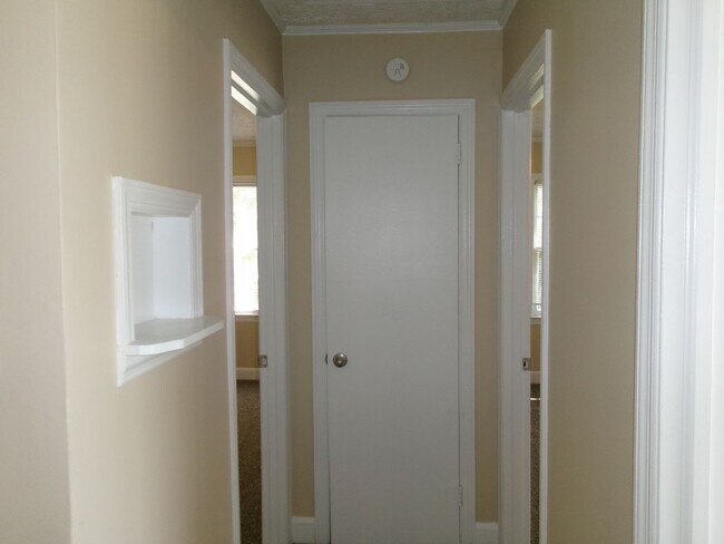 Building Photo - 3 bedroom, 1 bath home conveniently locate...