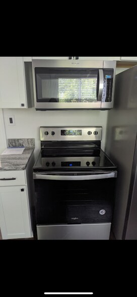 Building Photo - 627 Hawthorn Ave