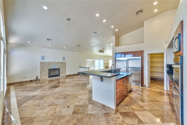 Building Photo - 8129 Pacific Cove Dr