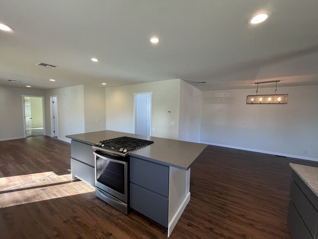 Building Photo - Recently renovated 2 bed 2 bath in Sacramento!
