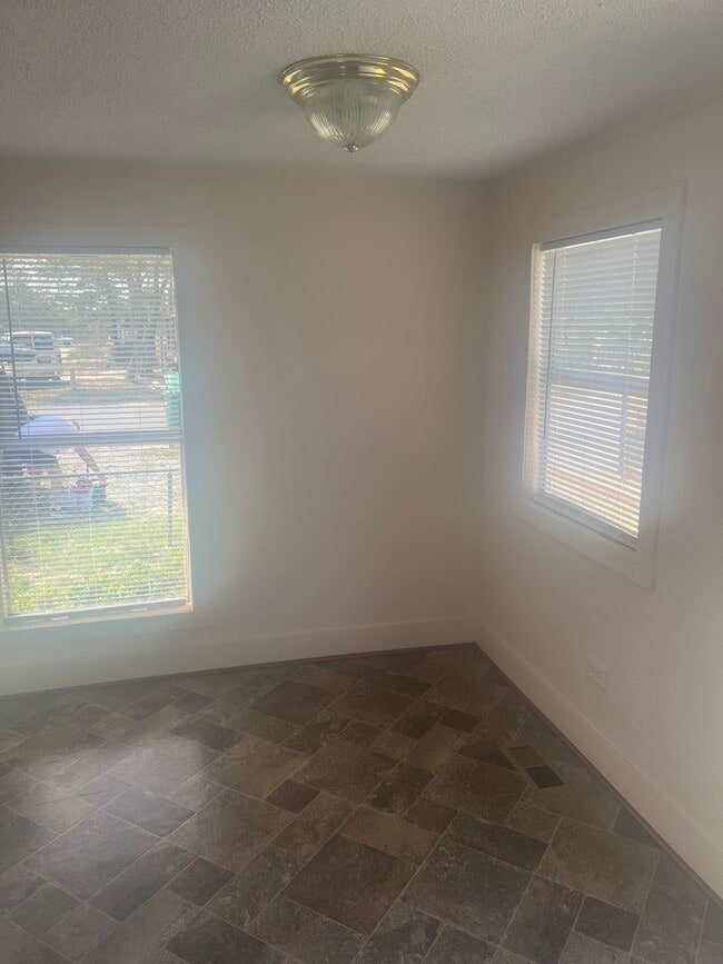 Building Photo - 2BR 1 BA Mobile Home Mary Esther $1100 m/o