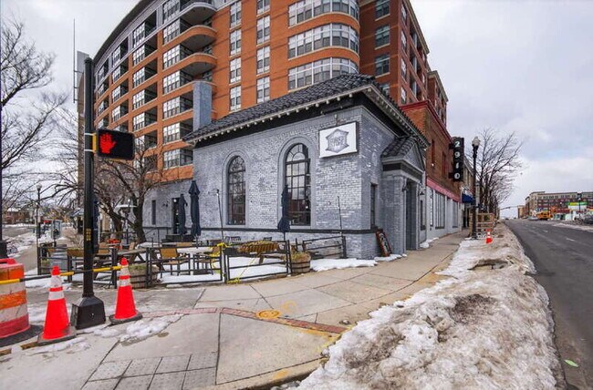 Building Photo - 1107 S Walter Reed Dr