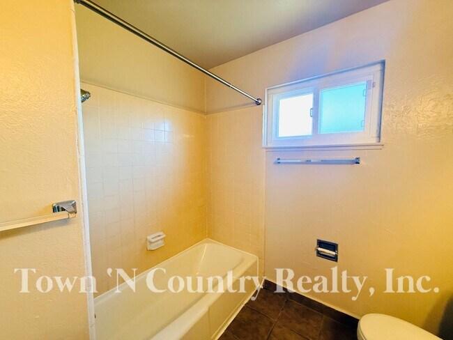 Building Photo - 215 W Alvin Dr