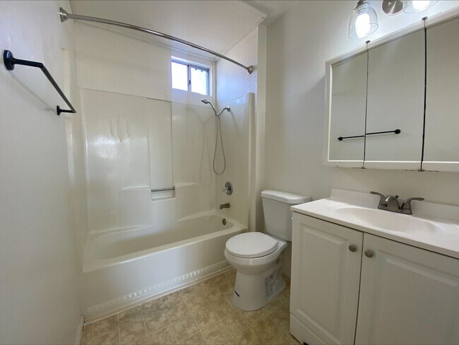 Building Photo - GREAT PB LOCATION! On Site Laundry! Spacious Bedroom!