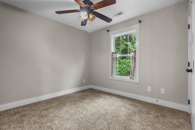 Building Photo - 515 Somerset Ln