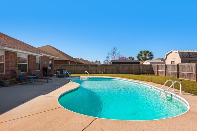 Building Photo - Splash in with a4/2 pool home in Holly-Cli...