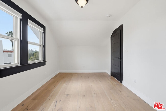 Building Photo - 5226 Rockland Ave