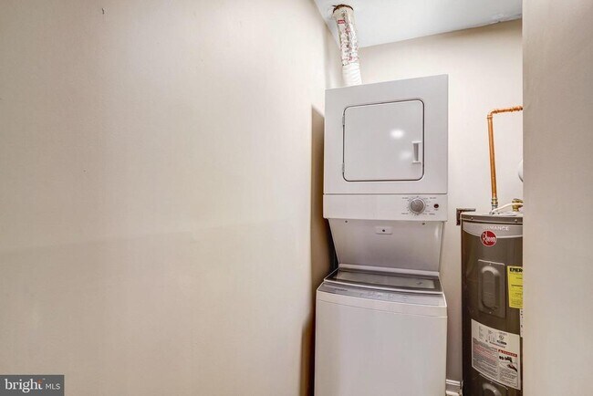 Building Photo - 1603 Carriage House Terrace