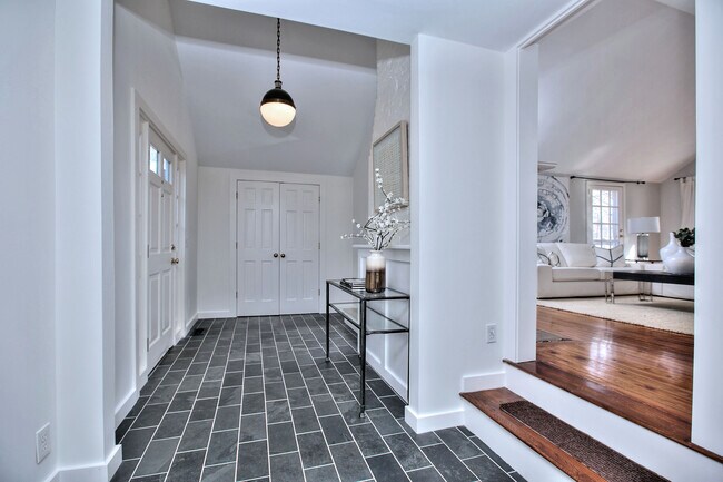 Building Photo - 562 Canoe Hill Rd