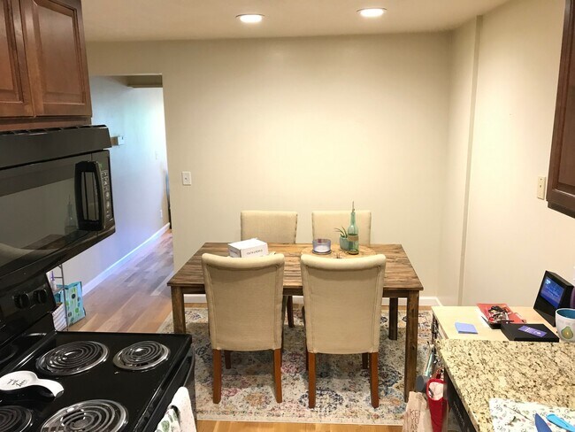 Building Photo - Two Story 2 Bed 1 Bath Condo in Central Bo...