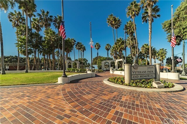 Building Photo - 323 S Broadway