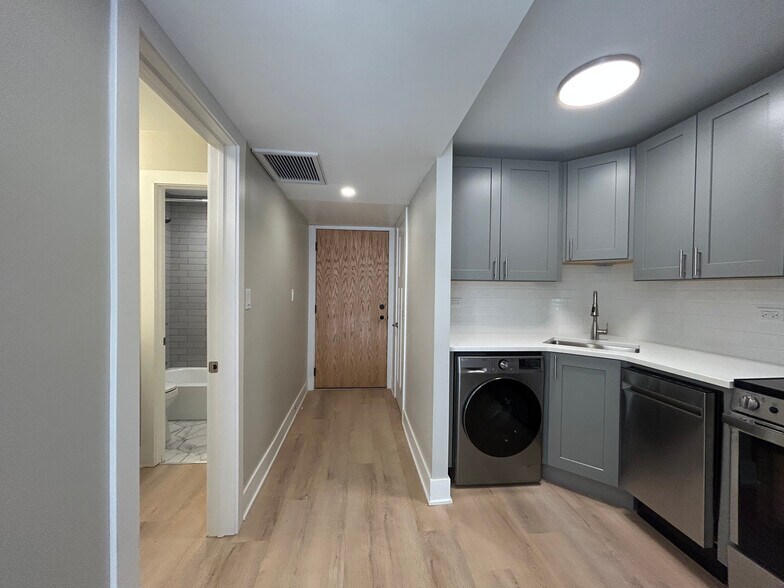 Building Photo - 1214 N La Salle Dr