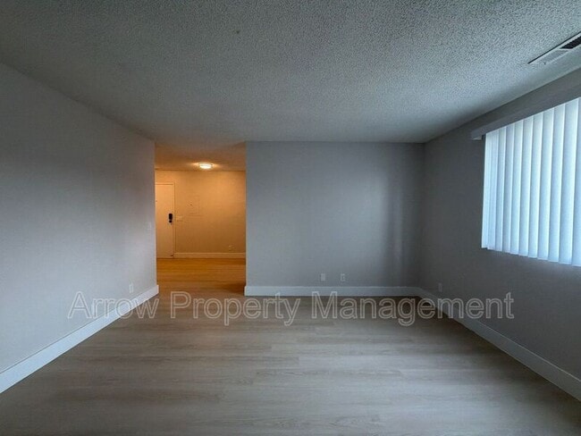 Building Photo - 515 W Saunders Ave