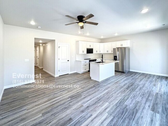 Building Photo - Beautiful 3-Bedroom Townhome with Modern A...