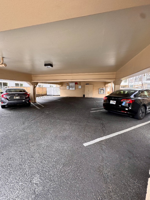 Building Photo - 722 University Ave