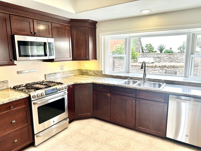 Building Photo - Large 5 Bedroom Single Family Home Near Da...