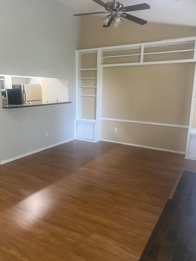 Building Photo - LAW SCHOOL SPECIAL - 1BD PLUS STUDY / 2BD/1BA