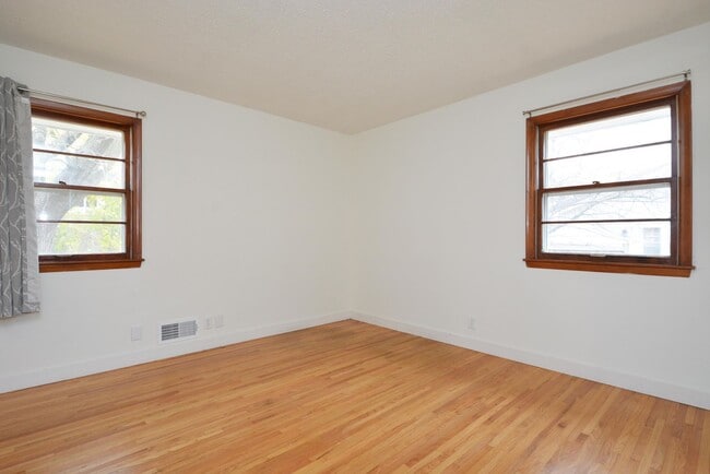 Building Photo - Spacious 4-Bed 1.5 Bath Home Available Now in Bloomington!