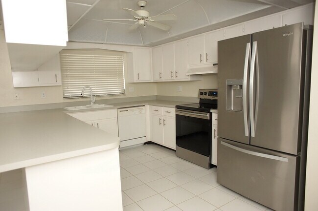 Building Photo - Annual Rental - 2 Bedroom + Den Home with ...