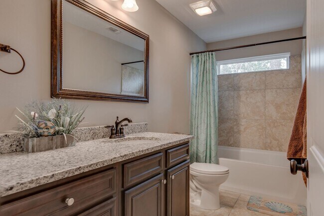 Building Photo - 4 BEDROOMS IN NAVARRE!