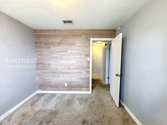 Building Photo - 915 Pyegrave Pl