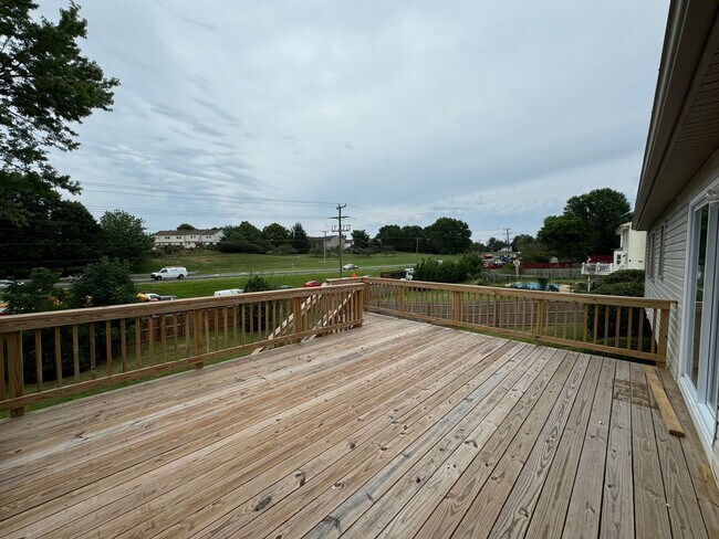 Building Photo - Spacious 5 Bed 3 Bath Home Walking Distanc...