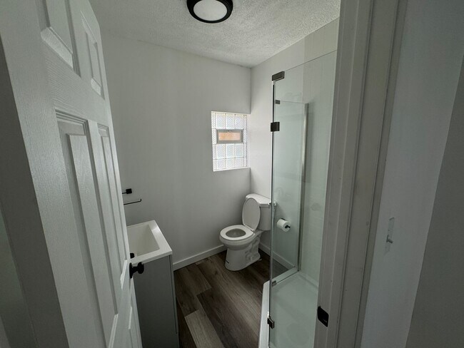 Building Photo - 4 BEDROOM HOME AVAILABLE NOW!!