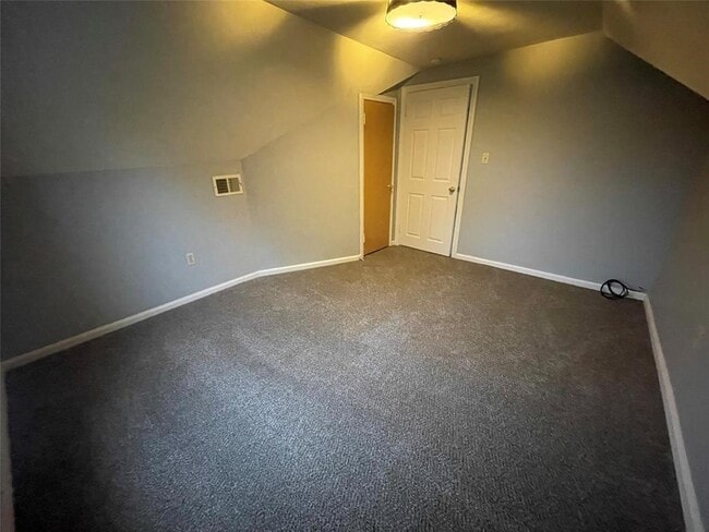 Building Photo - 1063 W 4th St