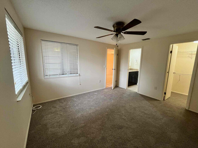 Building Photo - 202 Corkwood Ln