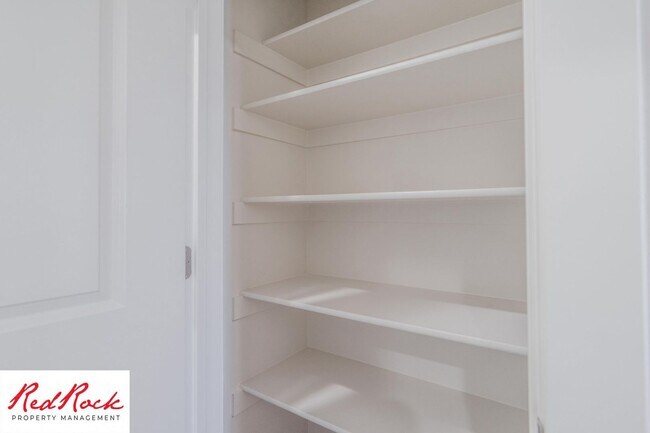 Building Photo - Gorgeous 3 Bedroom Townhome in Washington!